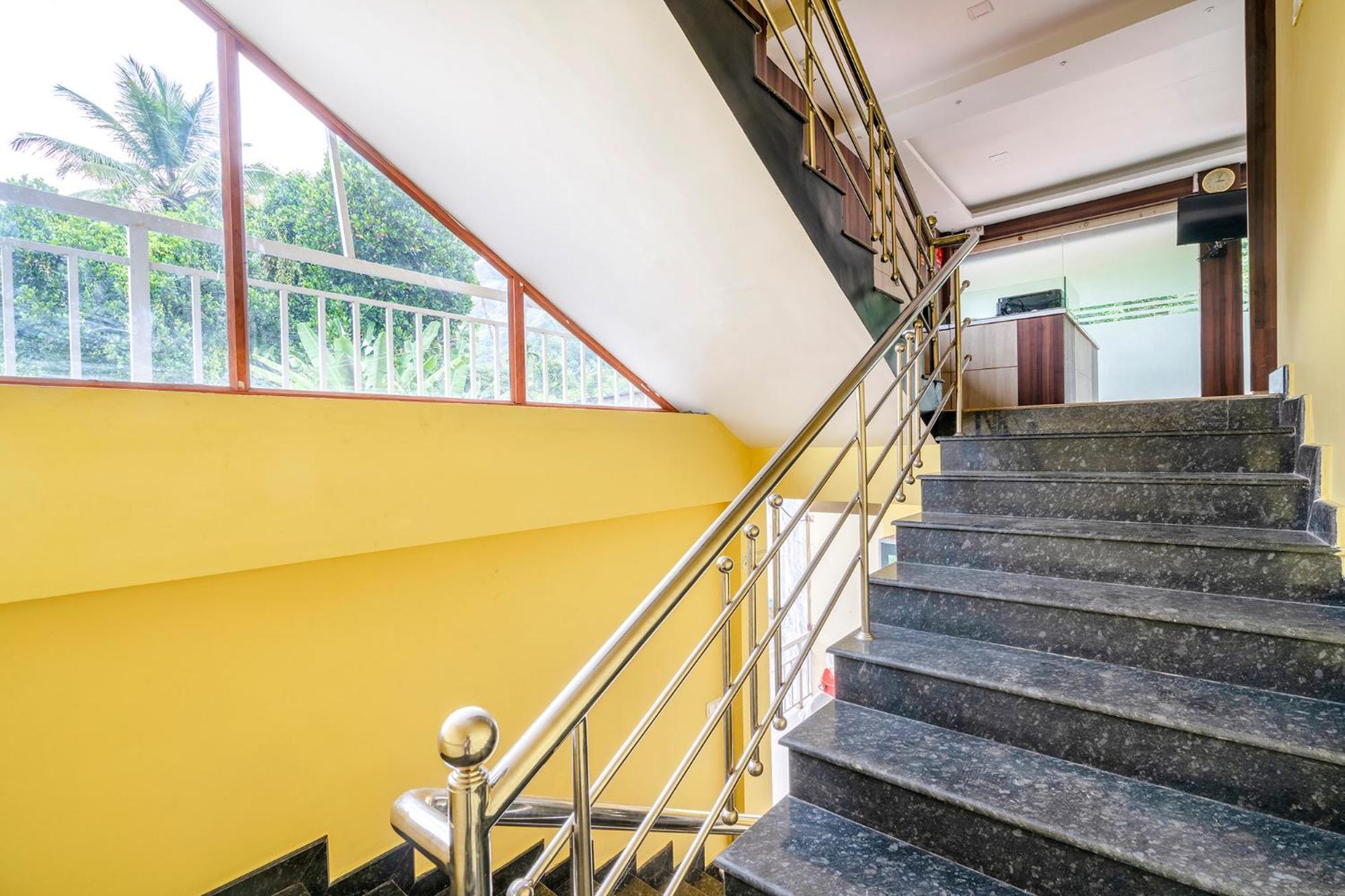 Fabhotel Abrigo Residency Anaviratty Exteriör bild